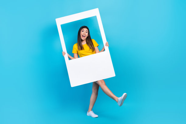 日本时髦的年轻女孩跳舞的全身照片，无忧无虑的周末保持框架边界捕捉孤立的蓝色背景图片下载