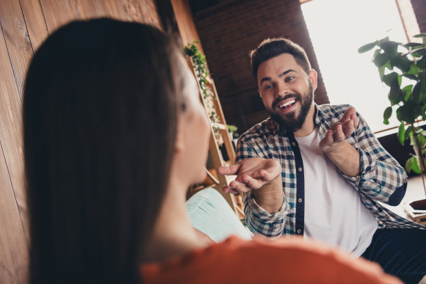 照片中幸福快乐迷人的人们夫妻二人说话舒适的阁楼室内空间室内图片下载
