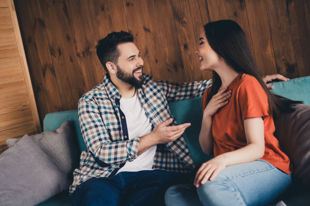 照片迷人的开朗迷人的人花时间在一起舒适的客厅阁楼室内室内图片下载