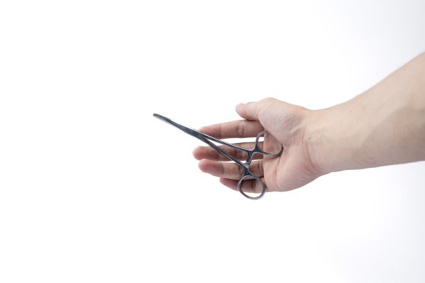 手持弯曲钳手术工具在白底，孤立的照片图片下载