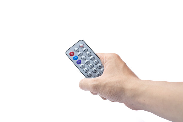手持遥控器的白色背景图片下载