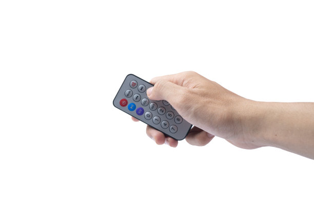 手持遥控器的白色背景图片下载