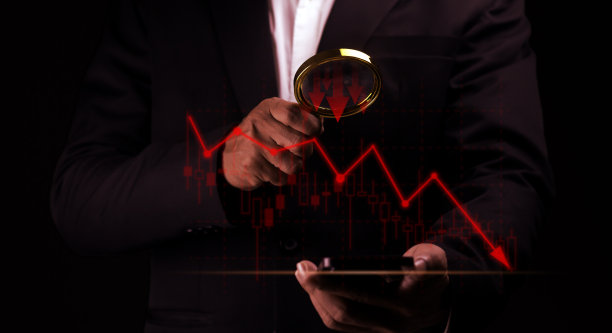 商人使用智能手机和放大镜，用图表显示业务或股票收益下降。图片下载