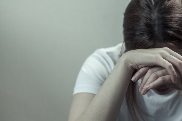 照片中，一个女人沉浸在沮丧的阴影中，她的眼睛是沉默的悲伤之湖图片下载