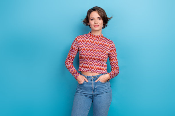 照片肖像漂亮的女人女士穿着时尚印花背心牛仔裤修身的形状身材身材孤立的蓝色背景图片下载