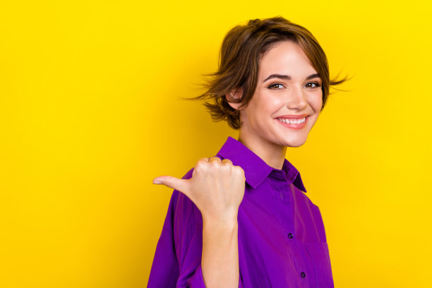 照片年轻开朗的商业女士鲍勃棕色头发直接手指模拟网站价格表菜单孤立的黄色背景图片下载