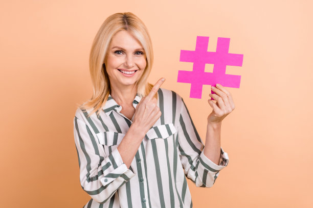 照片中，积极向上的资深女性梳着鲍勃发型，穿着条纹衬衫，在柔和的背景上显示了标签图标图片下载