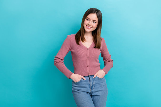 年轻开朗的女子偷拍的照片，空白的空间思考新的汽车广告孤立在海蓝宝石色的背景图片下载