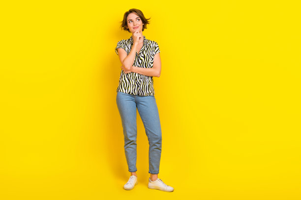 全身照片积极周到的女士穿动物印花衬衫手臂下巴看空空间孤立的黄色背景图片下载