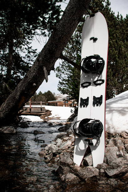白色的劈板立在山间小溪旁的壁炉上图片下载