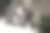 一个年轻的滑雪者自信地滑下斜坡，勤奋地重新安排他的滑雪杖图片下载