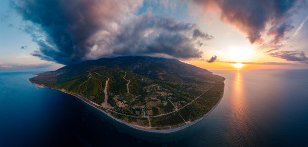 航拍的塞尔玛全景照片，附近的村庄，塞尔玛港和萨莫斯拉克岛，萨莫色雷斯，爱琴海，希腊，在夏天，黄昏。图片下载
