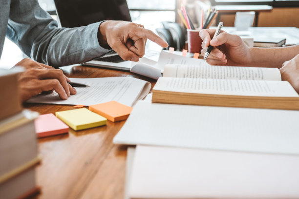 老师和学生在图书馆学习的图片图片下载