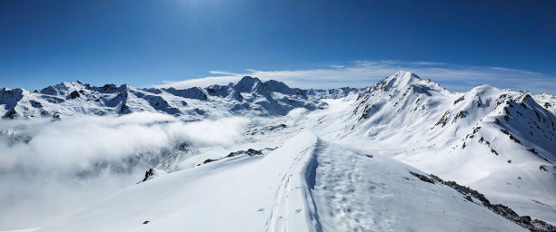 滑雪之旅Baslersch Chopf山和Sentisch角在达沃斯克洛斯特斯山脉之上的弗莱埃拉山口。在一个阳光明媚、美丽的冬日里滑雪登山。Skimo。高质量的照片。图片下载