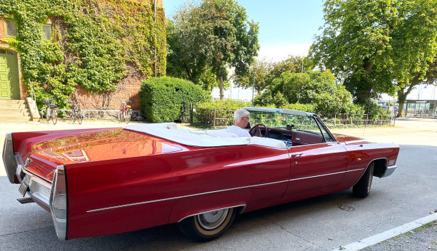 1967年，凯迪拉克敞篷车在瑞典的斯塔德行驶图片下载