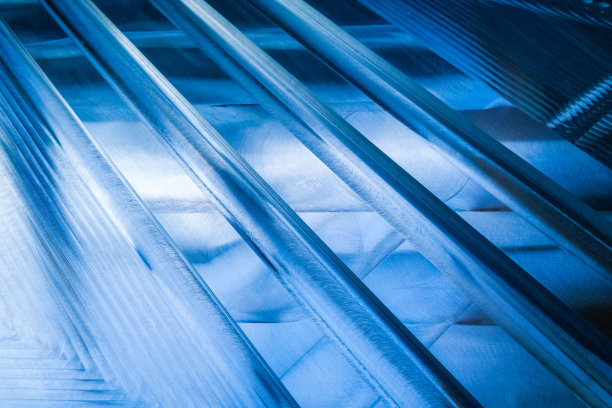 经过精细数控精加工操作后的蓝色金属表面结构的全画幅照片图片下载