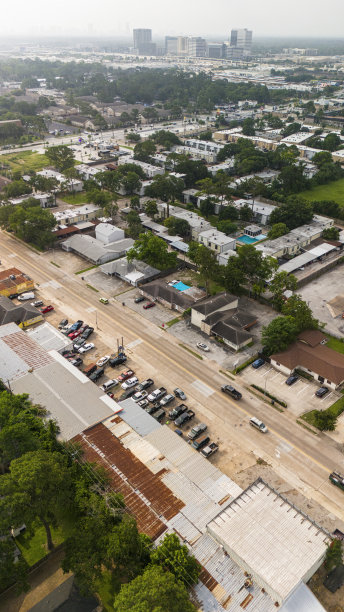 商业和房地产在东休斯顿，得克萨斯州。春分支地区混合住房和绿色空间。图片下载