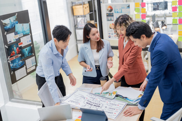 富有创造力的亚洲专业人士在现代办公室里进行头脑风暴。业务团队在现代工作空间中合作创新理念和策略，强调团队合作和动态思维图片下载