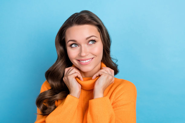 特写照片高兴的女士触摸她的针织套头衫柔软的衣领享受愉快的布梦想家孤立的蓝色背景图片下载