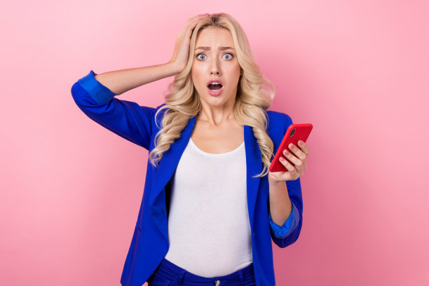 商务小姐的照片穿蓝色夹克手头震惊困惑意外忘记密码银行账户孤立在粉红色的背景图片下载
