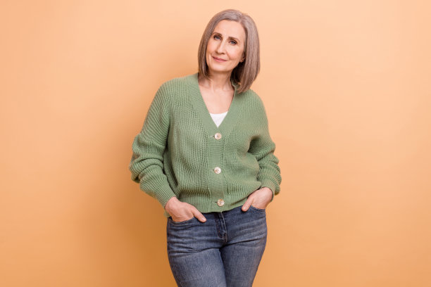 模特的照片有吸引力的商业企业家祖母穿着时髦的服装摆出自信的人孤立在米色背景图片下载