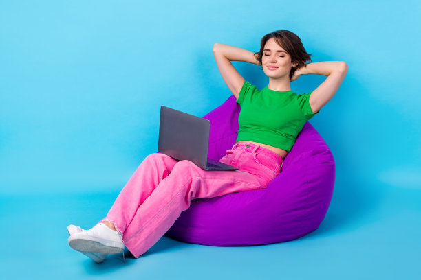 梦幻疲惫的女士穿着绿色t恤手臂背后的头工作小工具空的空间孤立的蓝色背景的全身照片图片下载