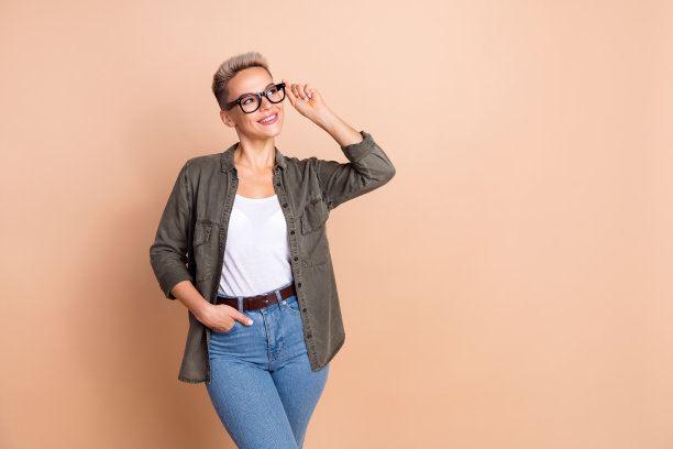 漂亮的创意头脑的照片女士手臂触摸眼镜看起来空的空间孤立的米色背景图片下载