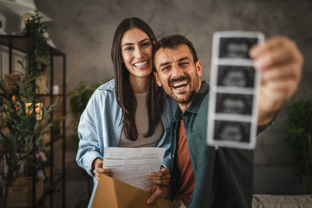 幸福的一对男女，还有宝宝的超声波照片图片下载
