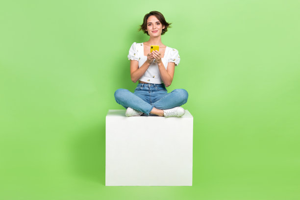 甜美闪亮的女人穿着白色衬衫的全身照片聊天instagram twitter电报facebook孤立的绿色背景图片下载