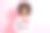 照片中开朗漂亮的小孩穿着连帽衫微笑着抱着小房子孤立的粉红色背景图片下载