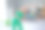 照片中，微笑的迷人的年轻女孩穿着运动服在家里做早操图片下载