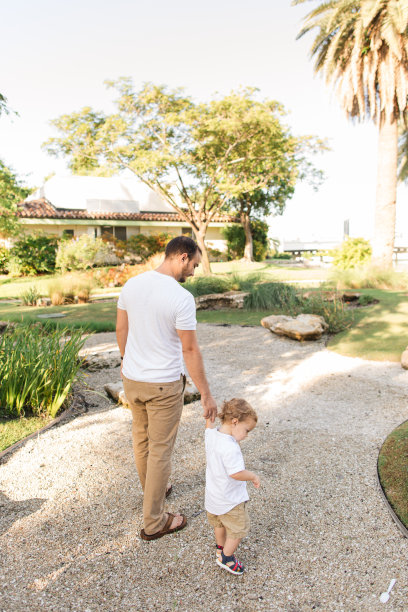 一个可爱的年轻父亲和一个蹒跚学步的儿子在2024年夏天在佛罗里达州棕榈滩的一个放松的冥想花园享受户外质量时间的生活方式照片图片下载