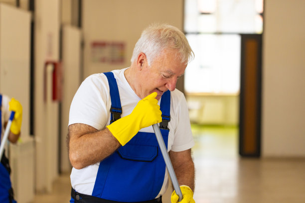 看门人在学校走廊打扫地板图片下载