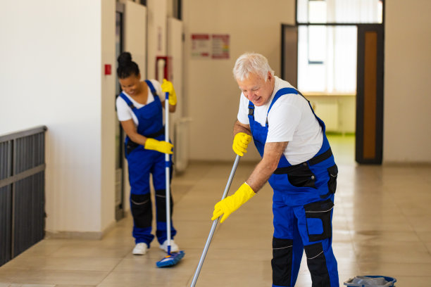勤快的看门人正在打扫学校走廊的地板图片下载