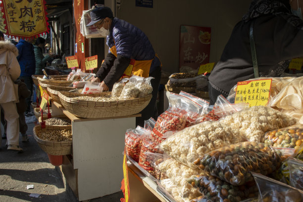 中国上海新场古镇出售的当地街头小吃。图片下载