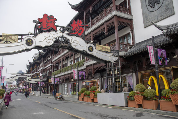 人们参观上海的豫园市场或豫园集市图片下载