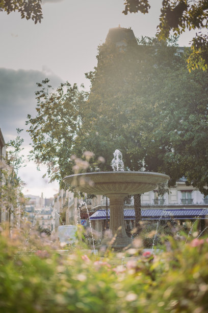 在一个温暖的夏日，法国巴黎的皮加勒喷泉的垂直照片。人们在城市里享受自由和放松的时光。图片下载