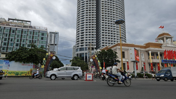 夏日夕阳下的越南芽庄市街头生活。图片下载