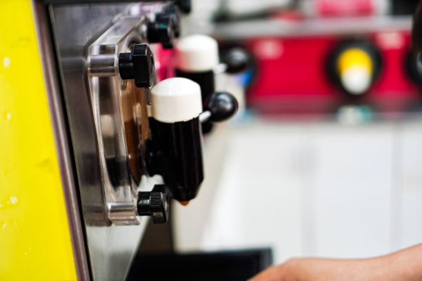 泰国清迈，人们在便利店制作刨冰苏打水。图片下载