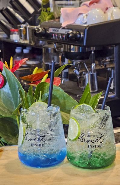 蓝色苏打水和青苹果苏打水图片下载