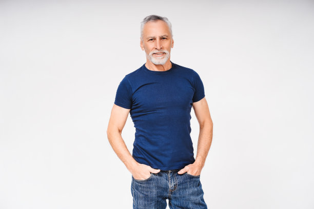 有吸引力的成熟的白发男子双手放在口袋里孤立在白色的背景图片下载