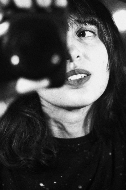 年轻女子用相机拍照。单色黑白调图片下载