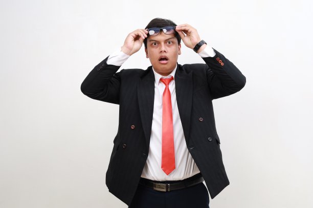 震惊的亚洲商人经理的照片触摸眼镜感到害怕孤立的白色背景图片下载
