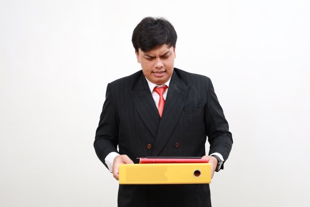 一个年轻的亚洲办公室职员的肖像照片成年男子，被解雇的概念，紧张的办公室工作生活。孤立在白色背景上。图片下载