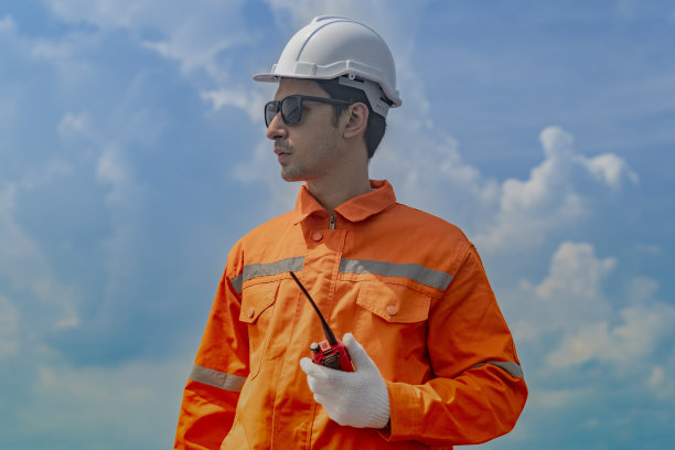 工人技术人员正在屋顶上建造太阳能电池板系统。安装太阳能光伏板系统。男技师走在屋顶结构上检查光伏太阳能组件。图片下载