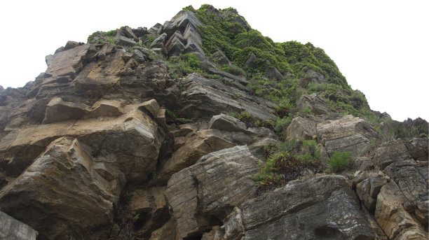 在白色背景上孤立的山岩。图片下载