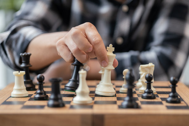 一个人在深思熟虑地下棋图片下载