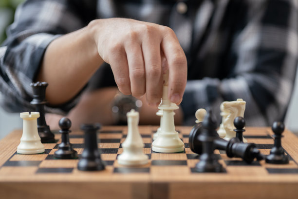 一个人在深思熟虑地下棋图片下载