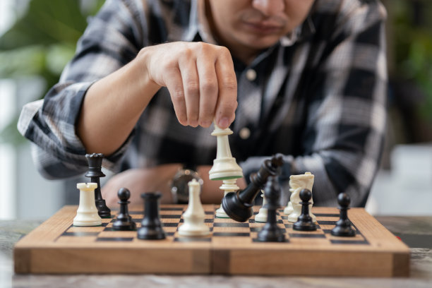 一个人在深思熟虑地下棋图片下载