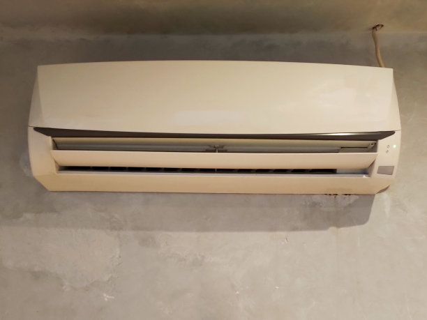 空调或空调安装在灰墙上图片下载